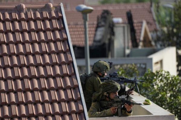 Israeli soldiers take a position in Kibbutz Be'eri, Israel, Saturday, Oct. 14, 2023. Picture: AP Photo/Ariel Schalit Israeli soldiers take a position in Kibbutz Be'eri, Israel, Saturday, Oct. 14, 2023. Picture: AP Photo/Ariel Schalit