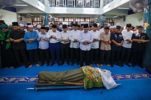 PM Anwar leads funeral prayers for Salahuddin